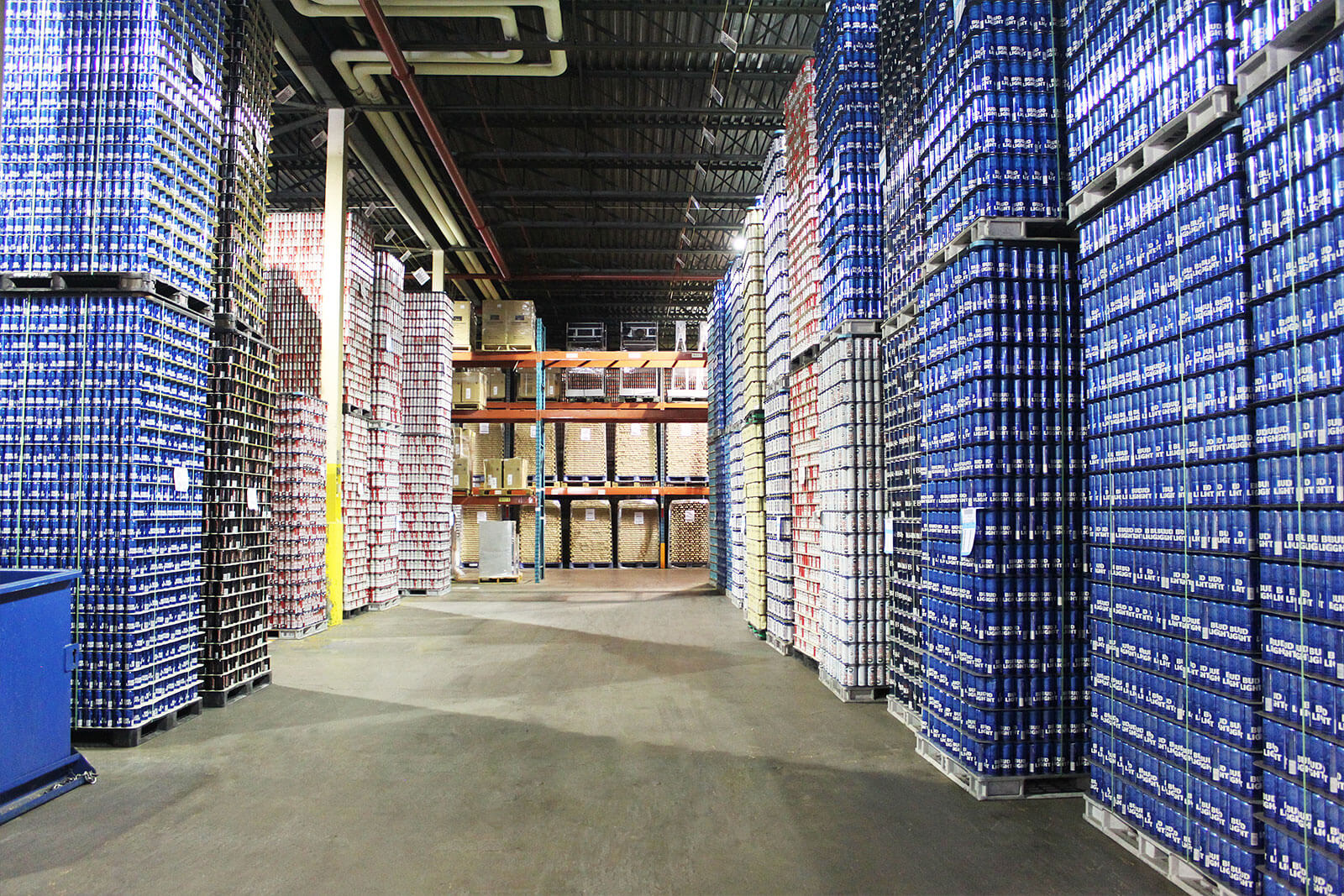 Centres de distribution
Groupe Robert opère un vaste réseau propriétaire de centres de distribution. Que ce soit grâce à nos infrastructures ou par l’intermédiaire de nos partenariats nord-américains, nous avons la solution qui convient à votre contexte d’affaires. Nos services d’entreposage répondent à toutes les conditions possibles et nos solutions à valeur ajoutée vous permettent d’importants gains d’efficacité dans vos opérations logistiques.
Services à valeur ajoutée
Services d’entreposage